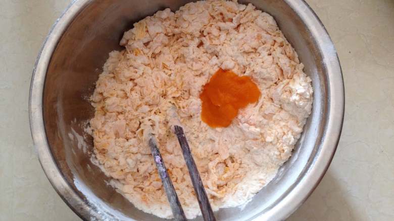 年味――年年有鱼,面粉150克加入白糖15克、一半的酵母液、适量南瓜糊合成较硬面团(大约加了52克)