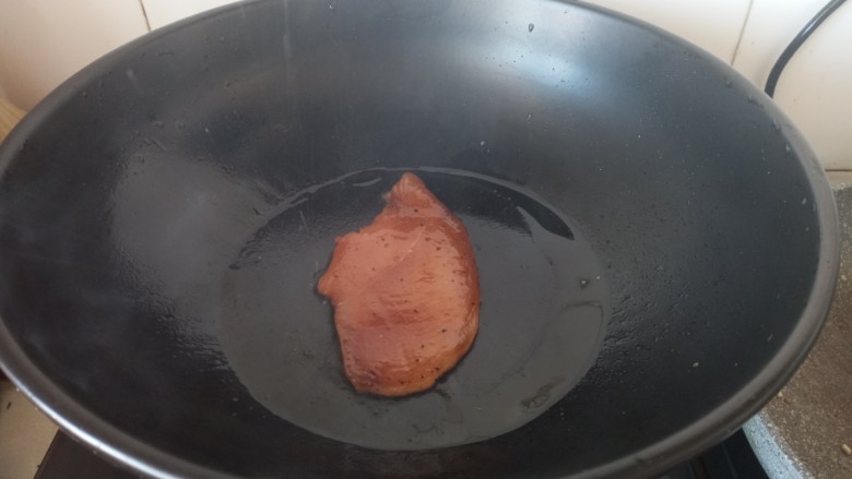 黑胡椒蜜汁鸡排,放入腌制好的鸡排煎到两面变色