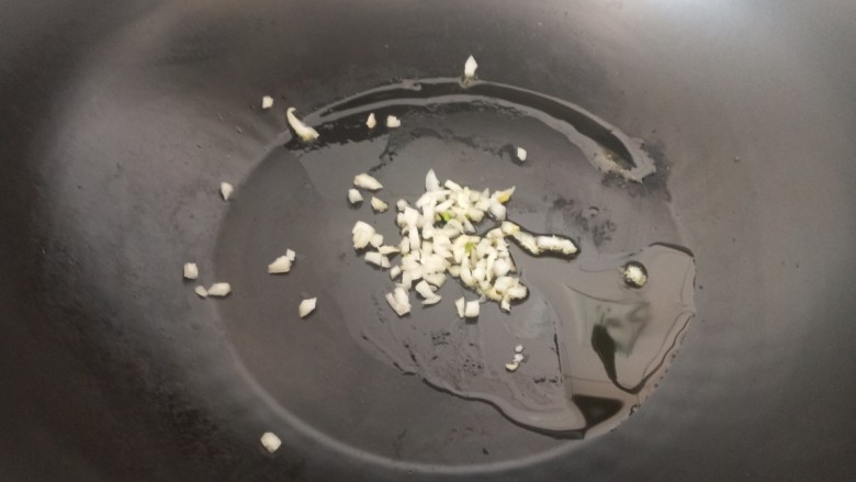 黑胡椒蜜汁鸡排,放入洋葱炒香