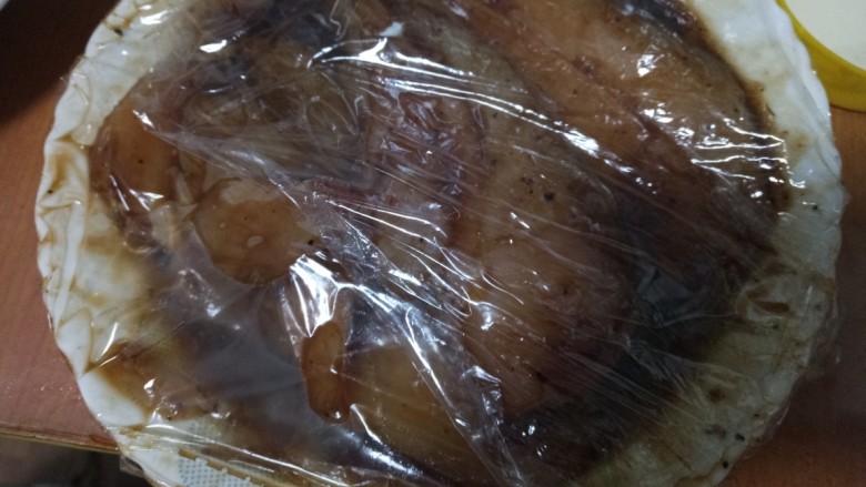 黑胡椒蜜汁鸡排,盖上保鲜膜放入冰箱冷藏两个小时
