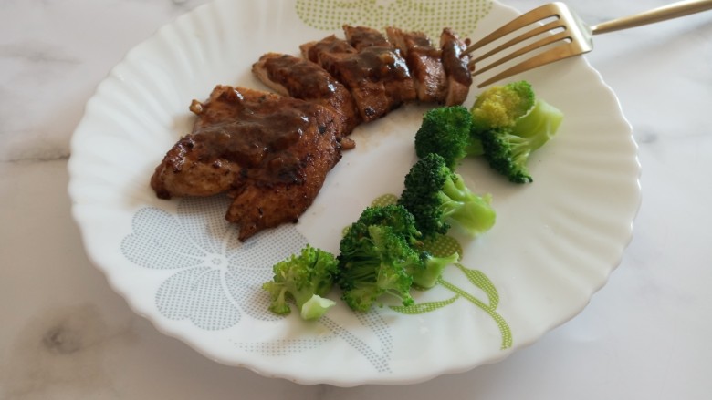 黑胡椒蜜汁鸡排,西兰花用开水烫一下