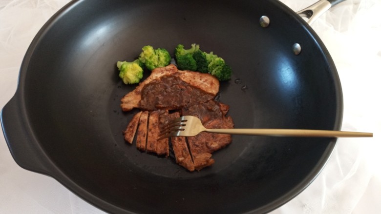 黑胡椒蜜汁鸡排,浇在鸡排上