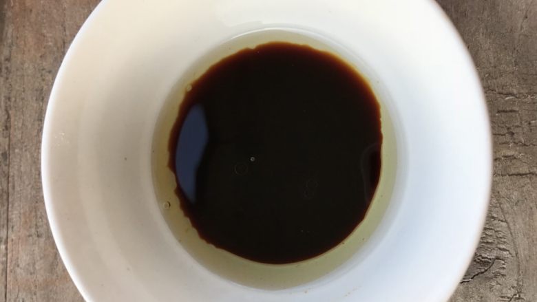 脆皮烤鸡,准备酱油少许 ,加一点花生油调味。