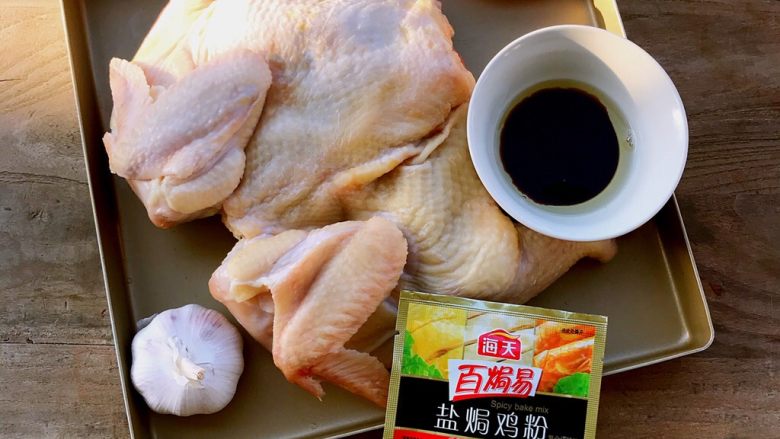 脆皮烤鸡,材料很简单,制作方法也不难,掌握脆皮秘诀,你也可以烤出好吃的烧鸡哦。