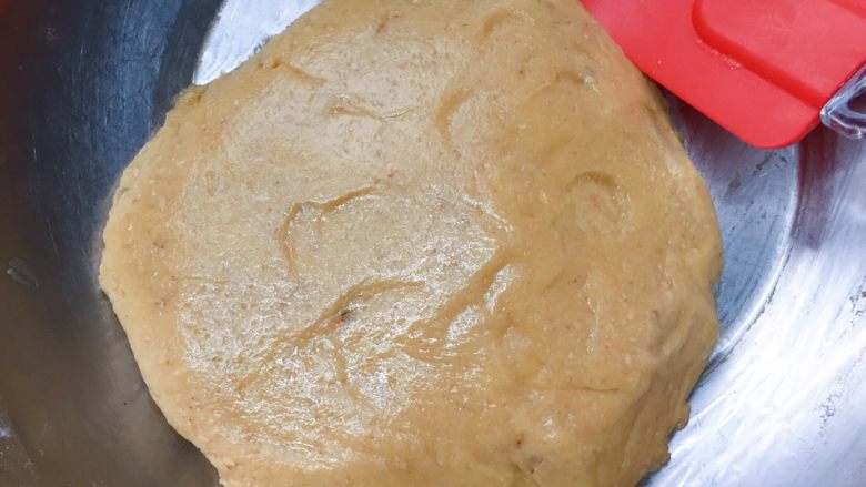 香酥炉果,用硅胶铲翻拌至无干粉,然后和成团。