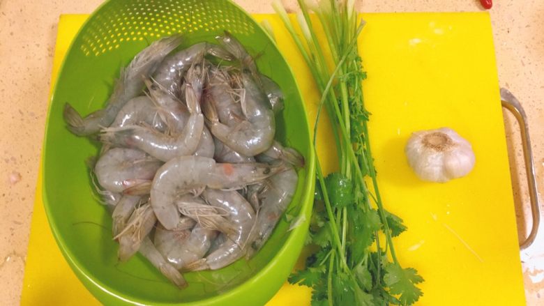 椒盐大虾,我们要准备的食材,有这三种。