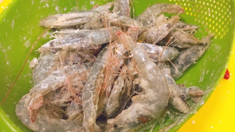 椒盐大虾,尽量让虾身都包裹一层干淀粉。