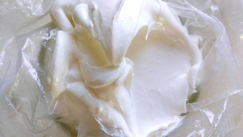 甜甜蜜蜜过新年~柠檬蛋白糖,再加入四分之一的蛋白,另外一种颜色也用同样的方法,把蛋白全部装到两个裱花袋里面