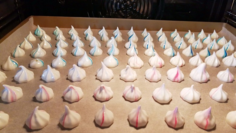甜甜蜜蜜过新年~柠檬蛋白糖,放进预热好的烤箱里面,热循环100度一小时左右(或者上下火100度)