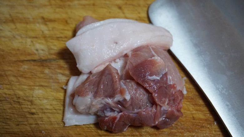 肉臊拌面,<a style='color:red;display:inline-block;' href='/shicai/ 414'>猪肉</a>选择前腿肉就不错,最好是带点肥肉的。洗净。
