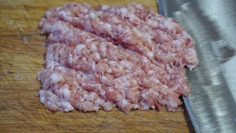 肉臊拌面,宰碎,不需要太烂,有点大肉粒比较有口感。