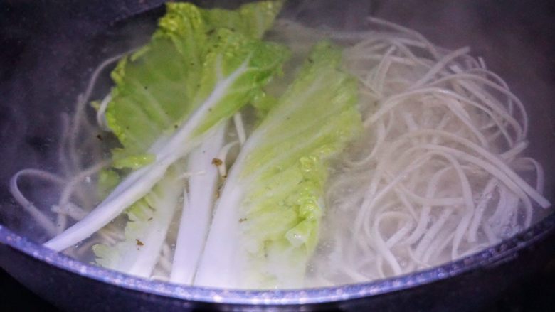 肉臊拌面,烧一锅水,水开放入<a style='color:red;display:inline-block;' href='/shicai/ 526'>面条</a>和白菜。