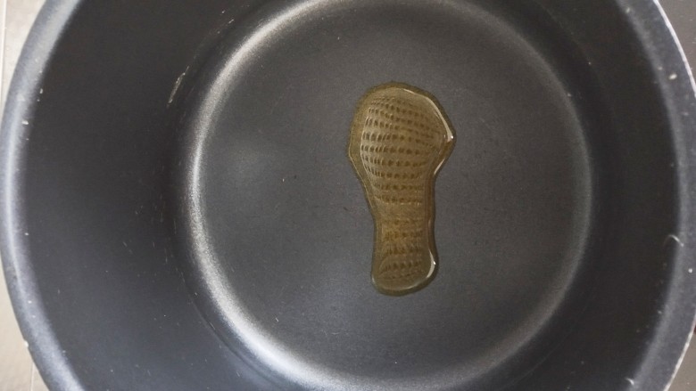 #宝宝辅食#番茄口蘑珍珠面,锅中倒适量的油
