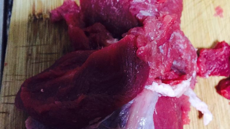 黑胡椒辣味孜然牛肉,新鲜<a style='color:red;display:inline-block;' href='/shicai/ 216'>牛肉</a>洗干净,沥干水份