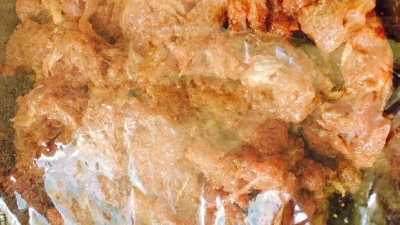 黑胡椒辣味孜然牛肉,用保鲜膜封住放入冰箱冷藏一会儿,方便牛肉更加入味。