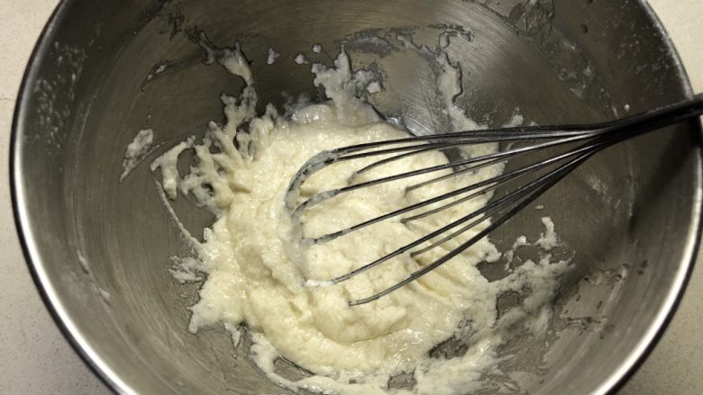 原味蛋糕卷,筛入低筋面粉,混合均匀。