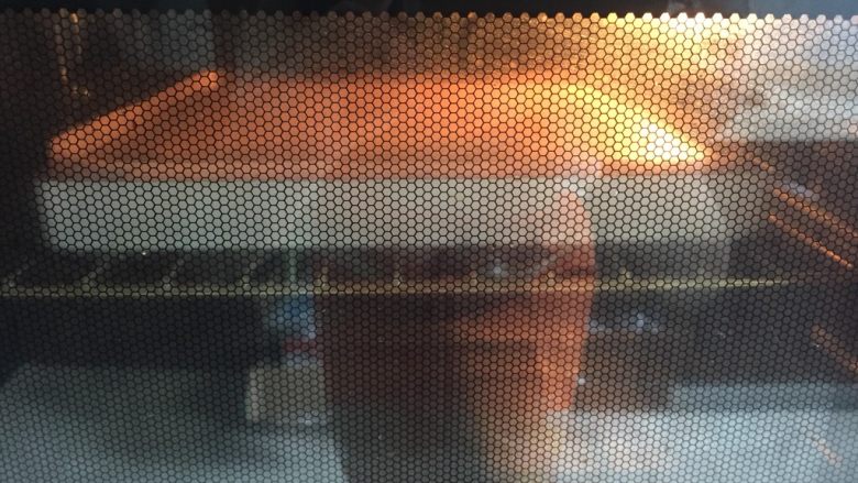 原味蛋糕卷,烤箱提前预热,上下火160度烤25分钟。