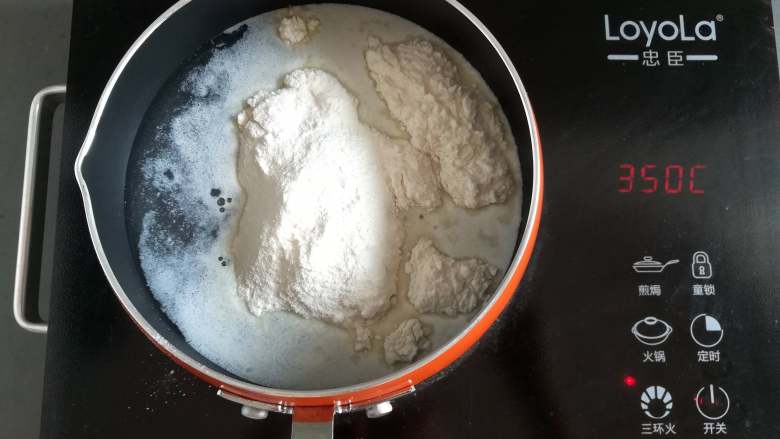 芒果椰奶冻,把椰奶冻粉放入奶锅里,并调到中火