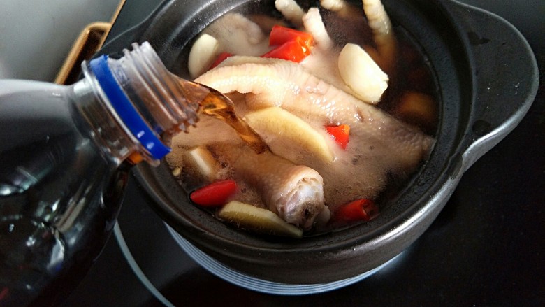 可乐鸡脚🐔,放入辣椒,蒜头,姜片,再倒入一瓶可乐