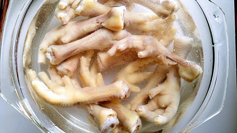 可乐鸡脚🐔,去过血水捞起洗干净放冷水里泡着,这样口感更好哦😊