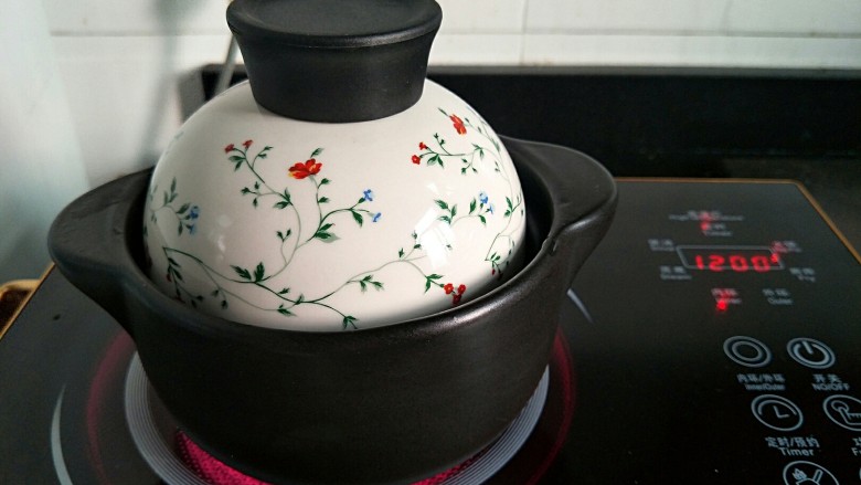 可乐鸡脚🐔,盖上锅盖!焖煮一个半钟头左右就可以吃了。