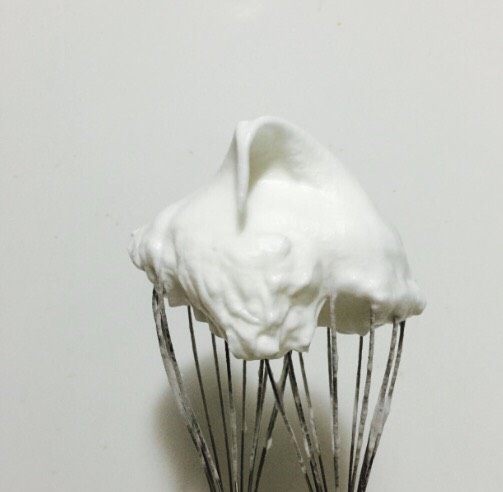 抹茶水果蛋糕,蛋白分三次加速砂糖 打至湿性发泡