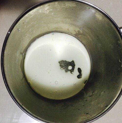 抹茶水果蛋糕,牛奶和玉米油混合 充分乳化