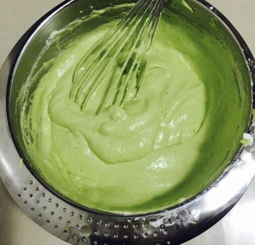 抹茶水果蛋糕,混合蛋白霜和蛋黄糊