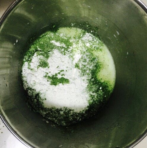 抹茶水果蛋糕,加入低粉和抹茶粉 画一字搅拌混合