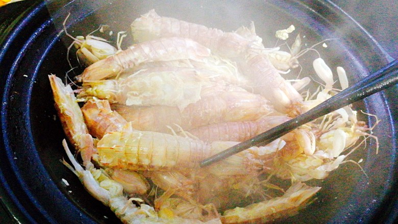 年夜饭--油焖皮皮虾,煎至皮皮虾色变红,翻面
