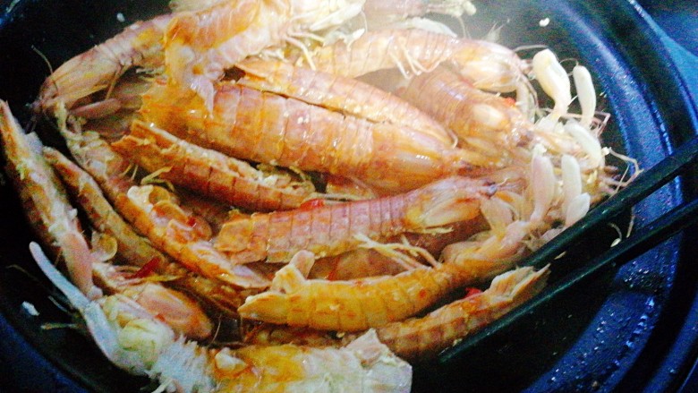 年夜饭--油焖皮皮虾,再次翻面,