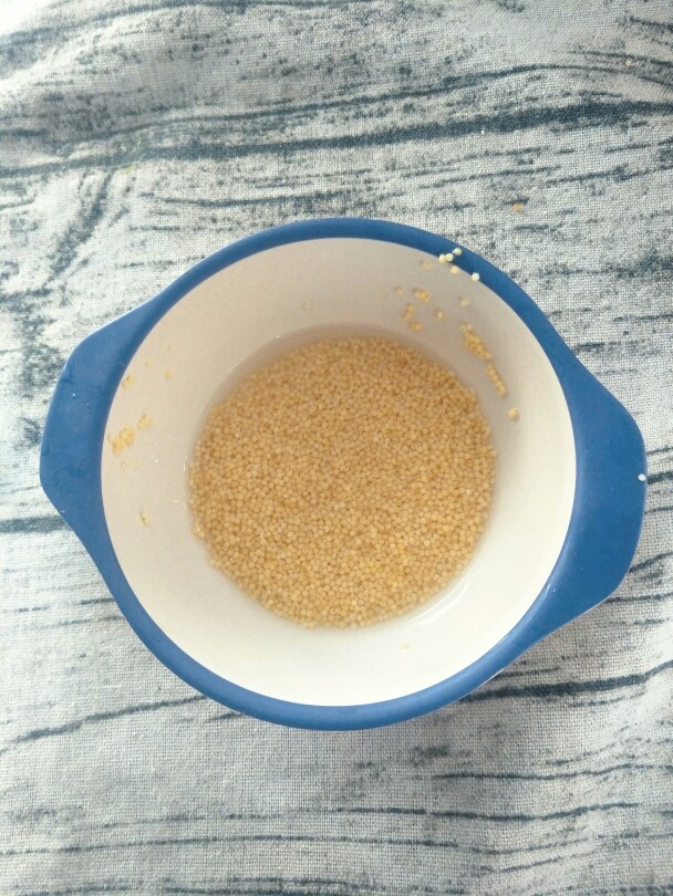 宝宝辅食 10M+ 超级松软的小米饼,然后把小米沥干水份。