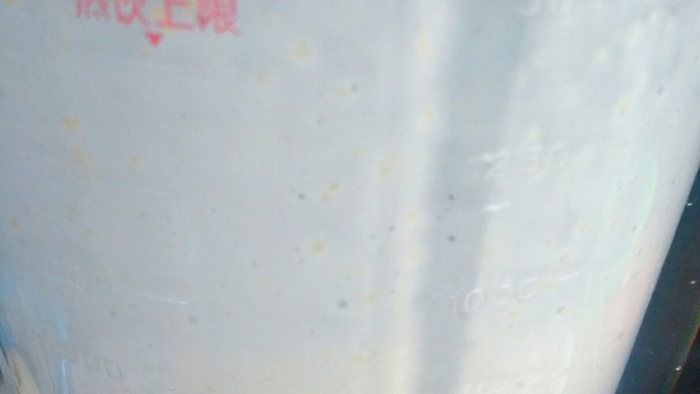 宝宝辅食 10M+ 超级松软的小米饼,然后加入140克左右的水,这个只是个大概比例,后面可以调整。水分比例大概是面粉加小米的1.5倍。启动料理机程序打成小米糊。