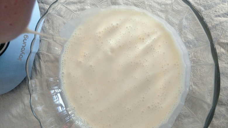 宝宝辅食 10M+ 超级松软的小米饼,糊糊打好后加倒入碗里。