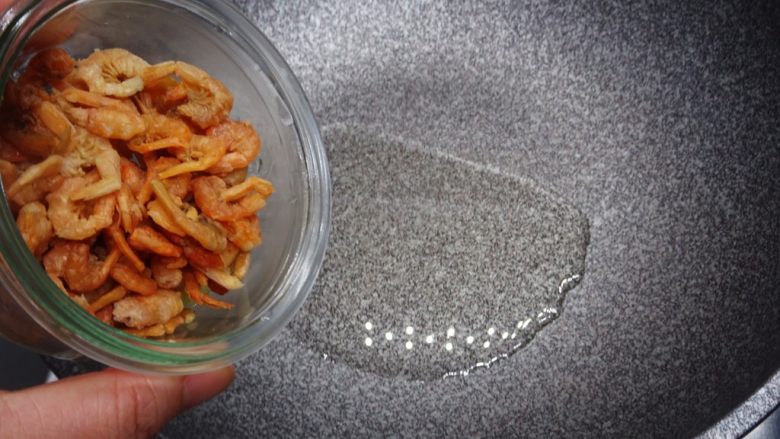 台式香菇油飯,熱油鍋鍋熱轉小火並放入1大匙的油,蝦米煸香(蝦米僅需洗過,不需浸泡)