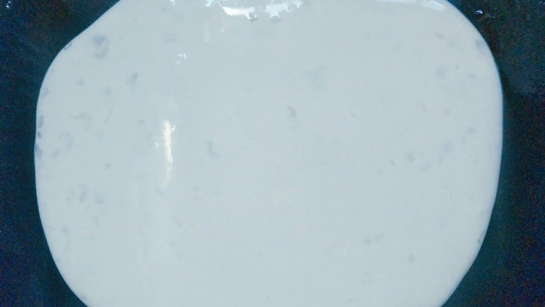 宝宝辅食 10M+ 超级松软的小米饼,还可以把面糊倒入锅里,摊成一个大大的圆形。冷锅倒入面糊,然后用工具摊薄,再加热。
