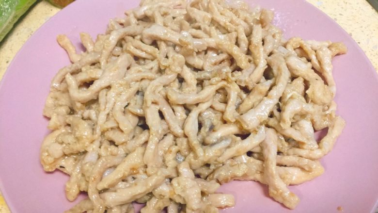 东北那旮沓的美食★京酱肉丝,沥干油,捞出,备用。看看,肉丝的嫩滑度,是可以看出来的吧?