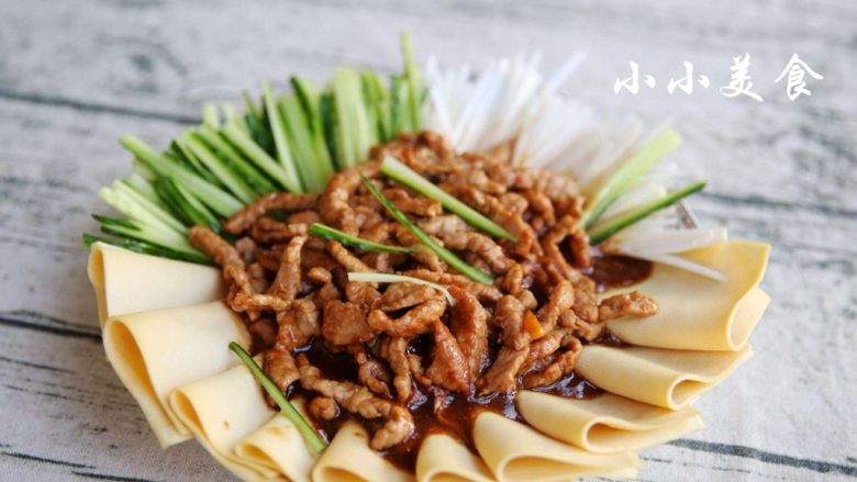 东北那旮沓的美食★京酱肉丝,东北菜馆喜欢这样摆盘,如图,不过我觉得这样拿干豆腐出来包的时候,都蘸上了酱,很纠结的感觉。