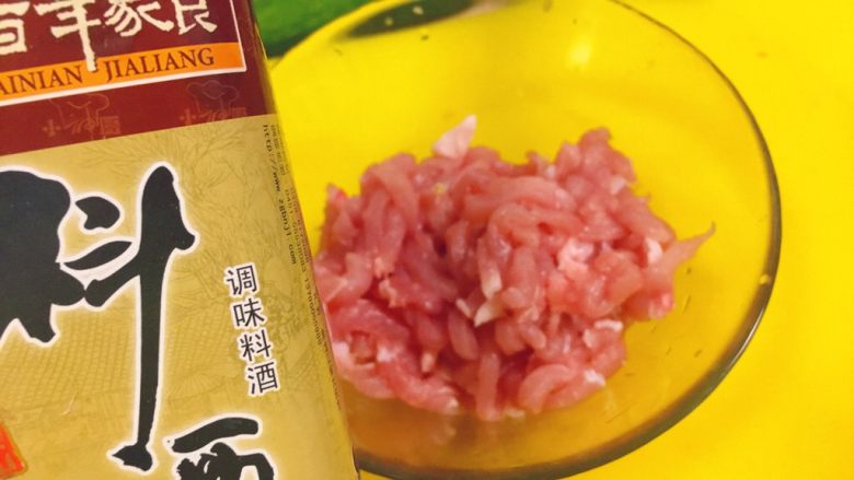 东北那旮沓的美食★京酱肉丝,然后拿个大碗,我们来煨肉丝了,这道菜,最关键的步骤,就是这一步了。首先加<a style='color:red;display:inline-block;' href='/shicai/ 718'>料酒</a>大概6ml