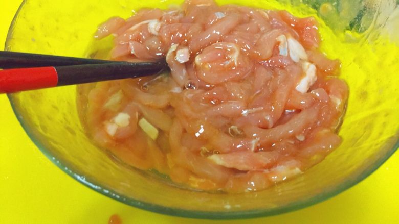 东北那旮沓的美食★京酱肉丝,然后加一个<a style='color:red;display:inline-block;' href='/shicai/ 9'>鸡蛋</a>清,这是肉丝嫩滑的关键点之二,它增加了肉丝的滑嫩口感。