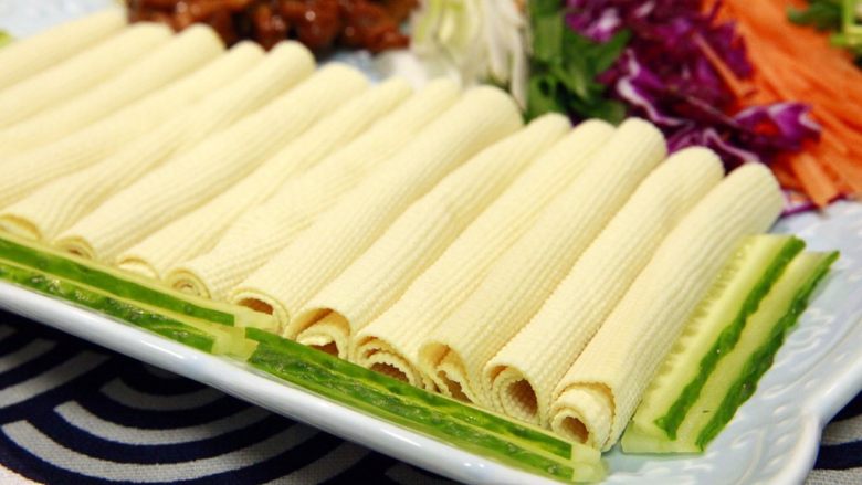 东北那旮沓的美食★京酱肉丝,干豆腐的摆放方法,可以像这样卷起来,也可以,简单叠放,也可以弄成三角形摆一圈。自己可以根据喜好造型哦。