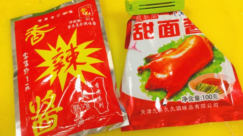 东北那旮沓的美食★京酱肉丝,我用的三种酱,是这三种,其中<a style='color:red;display:inline-block;' href='/shicai/ 712'>甜面酱</a>是标配。