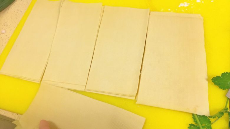 东北那旮沓的美食★京酱肉丝,这时候,拿一个锅,开始烧一锅水。这边来切<a style='color:red;display:inline-block;' href='/shicai/ 480'>干豆腐</a>,长条形,这样切几刀。