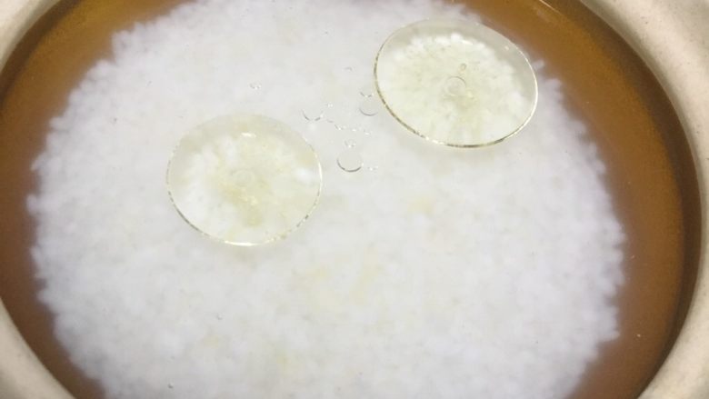 腊味煲仔饭,放油、盐后盖上盖子
中小火到上汽 转小火10分钟左右
