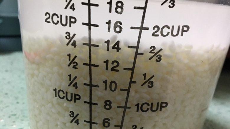 腊味煲仔饭,先把米泡<a style='color:red;display:inline-block;' href='/shicai/ 156925'>水</a>半小时（忽略我量杯上数字 按照配方比例就行）