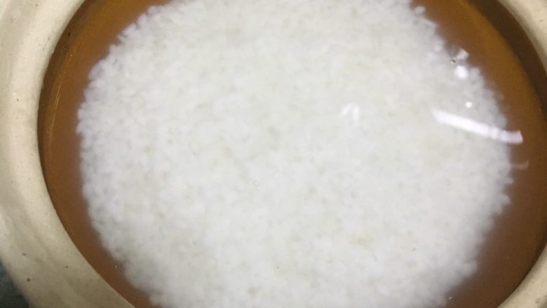 腊味煲仔饭,泡水后米放小砂锅加水
