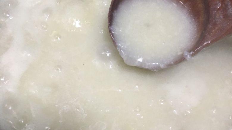 香浓鲜味肉碎粥,小火后就要放油 要随时查看会不会太粘稠
要适当加热水