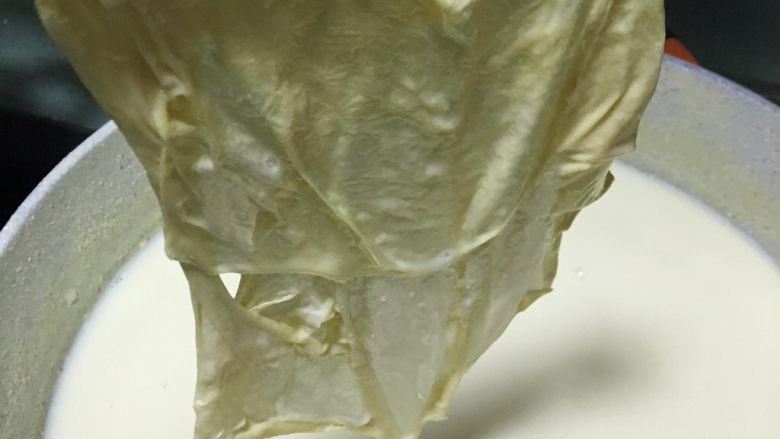 香甜自制豆浆,挂筷子上 或者竹签上 晾干后胶袋包起来冰箱冷藏保存
大概可以做2-3块
然后豆浆继续中大火 放<a style='color:red;display:inline-block;' href='/shicai/ 866'>冰糖</a>
放一丢丢盐 突出香甜味
煮10分钟左右