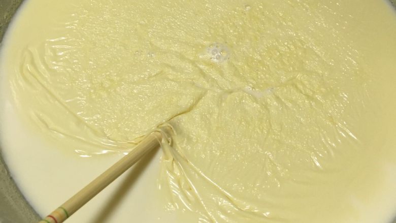 香甜自制豆浆,哈哈
你拥有属于自己的腐竹啦ヾノ≧∀≦)o
留着煮粥