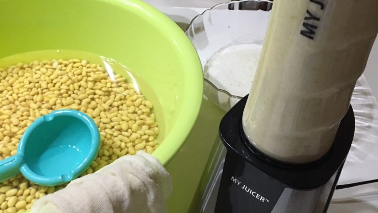香甜自制豆浆,做之前再换一次干净的水泡黄豆
每次倒50g左右黄豆和250ml的水进搅拌机
打1分钟
